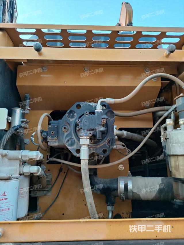 液压泵舱室正面整体（整机外观）