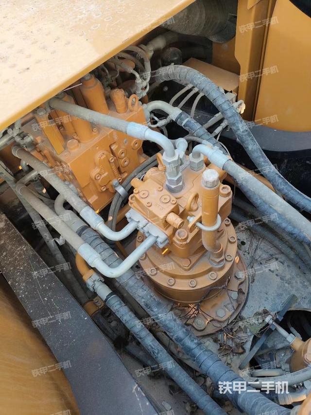 回转马达和主控阀（整机外观）