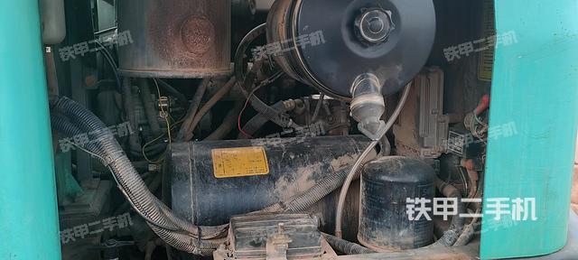 液压泵舱室正面整体（整机外观）