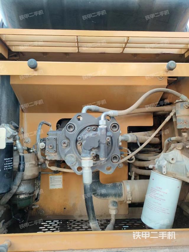 液壓泵艙室正面整體（整機外觀）