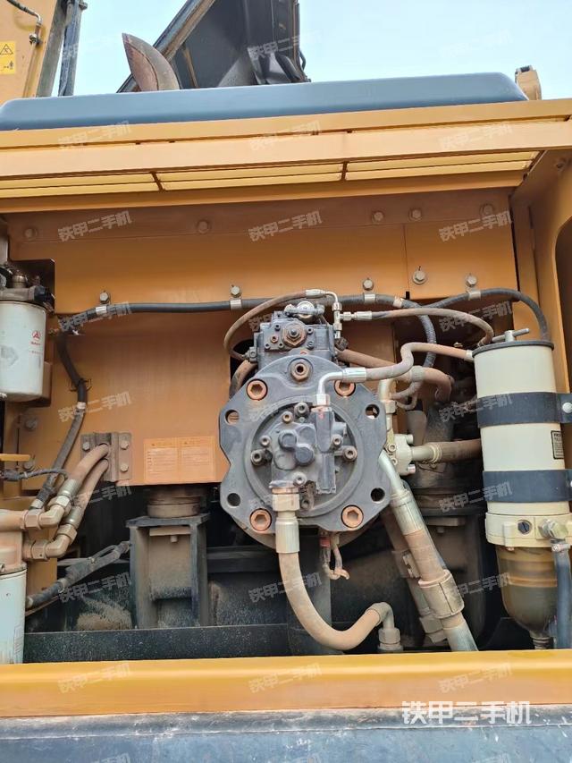 液压泵舱室正面整体（整机外观）