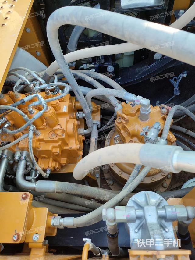 回转马达和主控阀（整机外观）