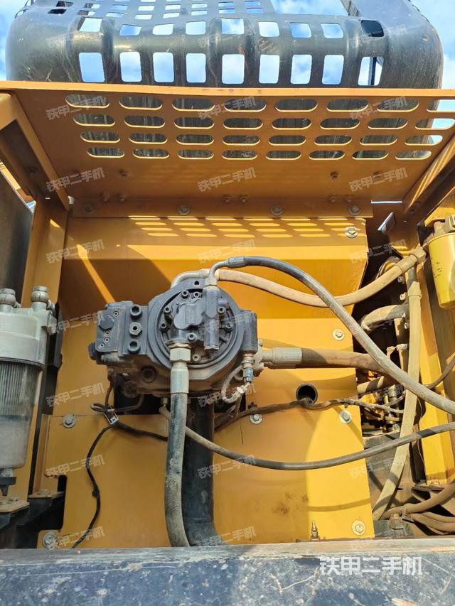 液压泵舱室正面整体（整机外观）