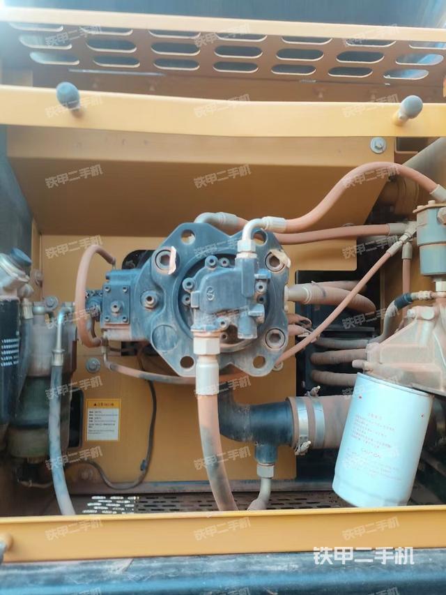 液压泵舱室正面整体（整机外观）