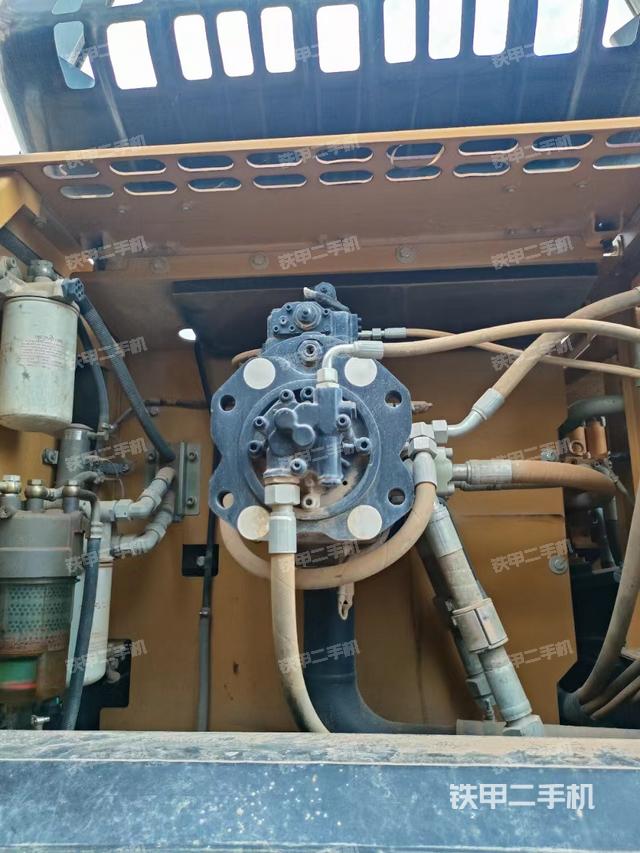 液压泵舱室正面整体（整机外观）