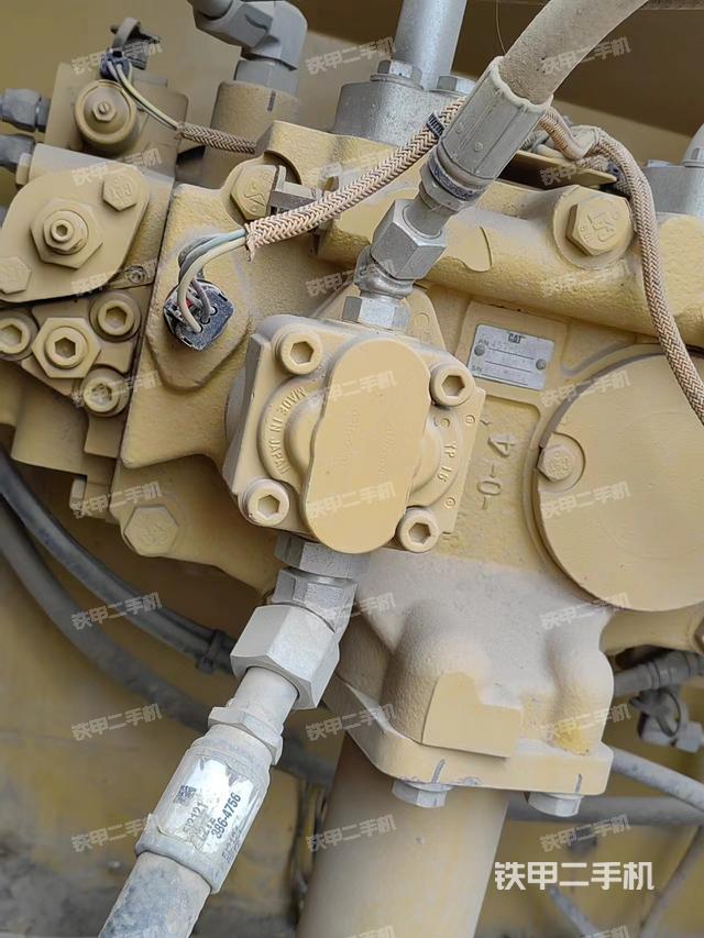 液压泵舱室正面整体（整机外观）