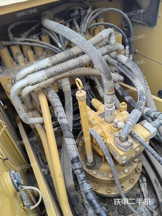 回转马达和主控阀（整机外观）