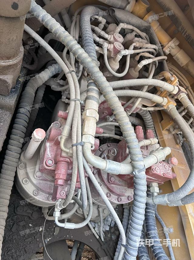 回转马达和主控阀（整机外观）