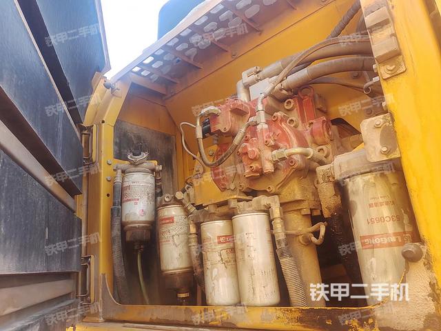 液压泵舱室正面整体（整机外观）