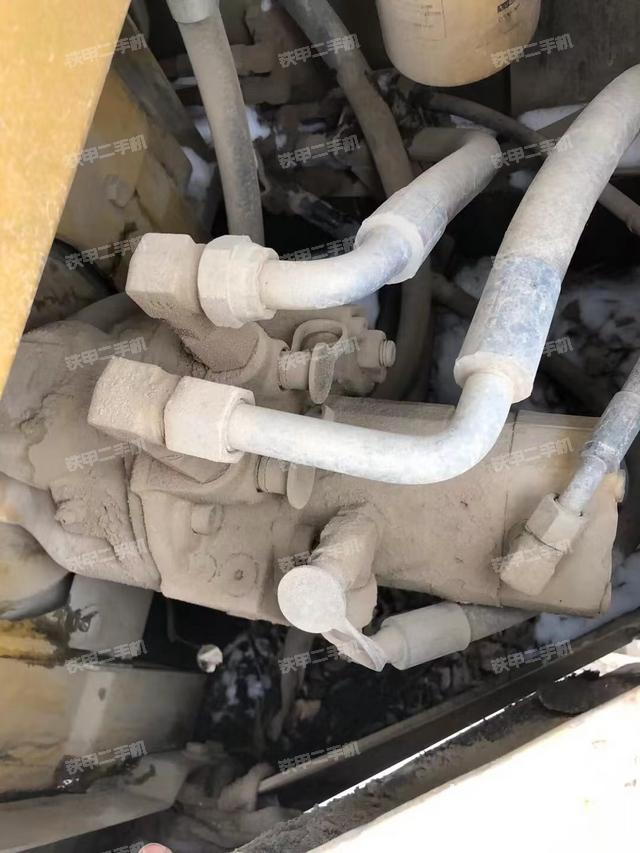 液压泵舱室正面整体（整机外观）