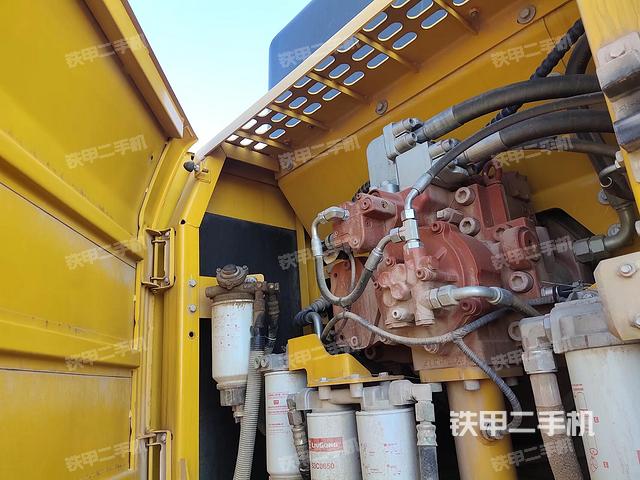 液压泵舱室正面整体（整机外观）