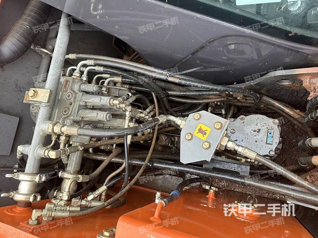 回转马达和主控阀（整机外观）