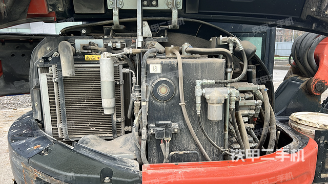 液压泵舱室正面整体（整机外观）