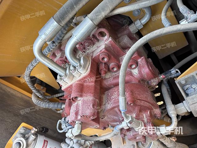 液压泵舱室正面整体（整机外观）