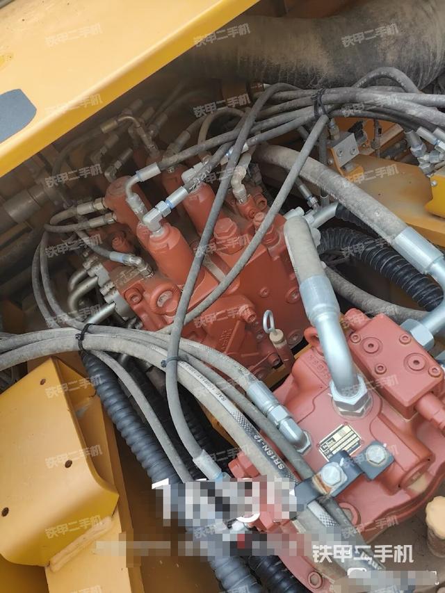 回转马达和主控阀（整机外观）