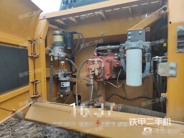 液压泵舱室正面整体（整机外观）