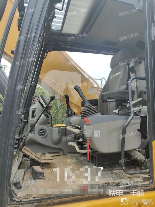 驾驶室整体（整机外观）