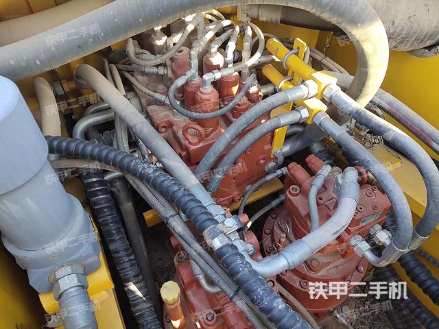 回转马达和主控阀（整机外观）