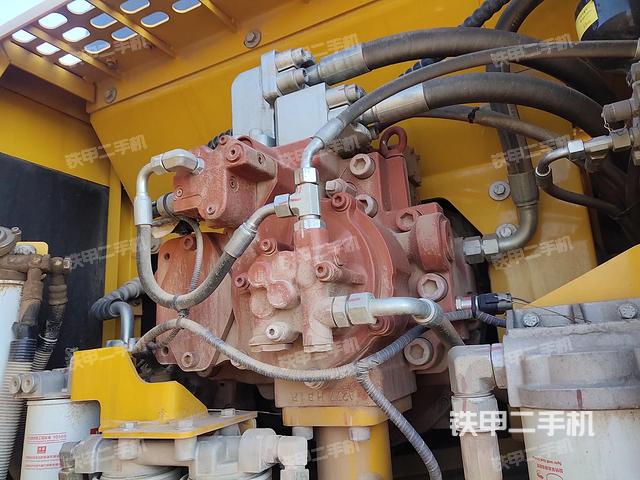 液压泵舱室正面整体（整机外观）