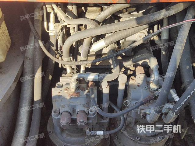 回转马达和主控阀（整机外观）