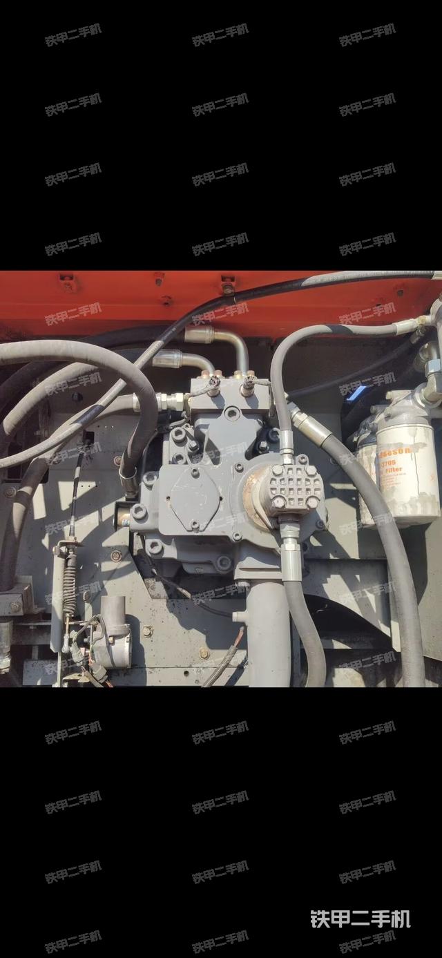 液压泵舱室正面整体（整机外观）