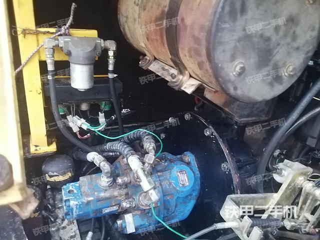 液压泵舱室正面整体（整机外观）