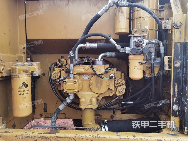 液压泵舱室正面整体（整机外观）