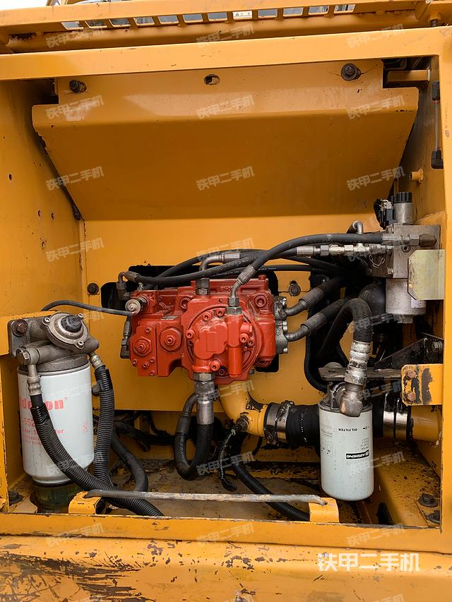 液压泵舱室正面整体（整机外观）