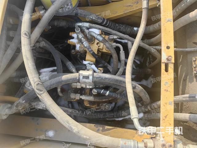 回转马达和主控阀（整机外观）