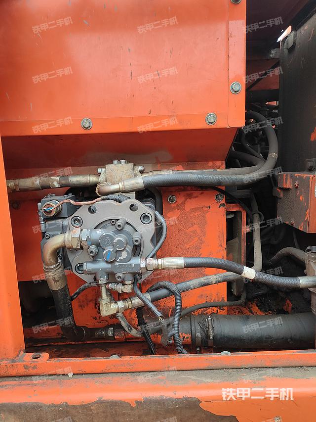 液压泵舱室正面整体（整机外观）