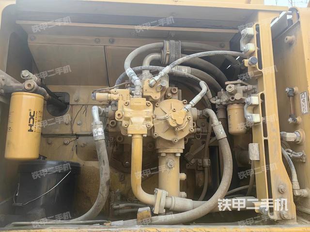 液压泵舱室正面整体（整机外观）