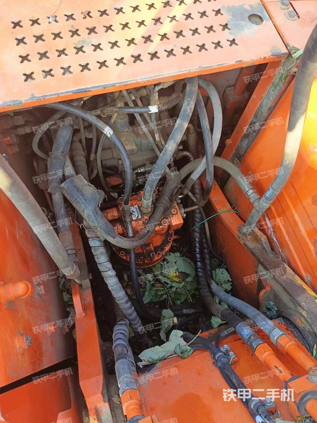 回转马达和主控阀（整机外观）