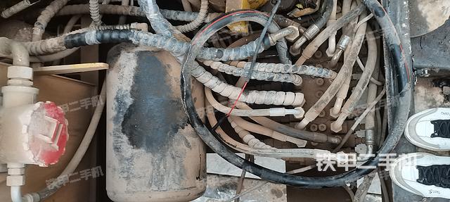 液压泵舱室正面整体（整机外观）