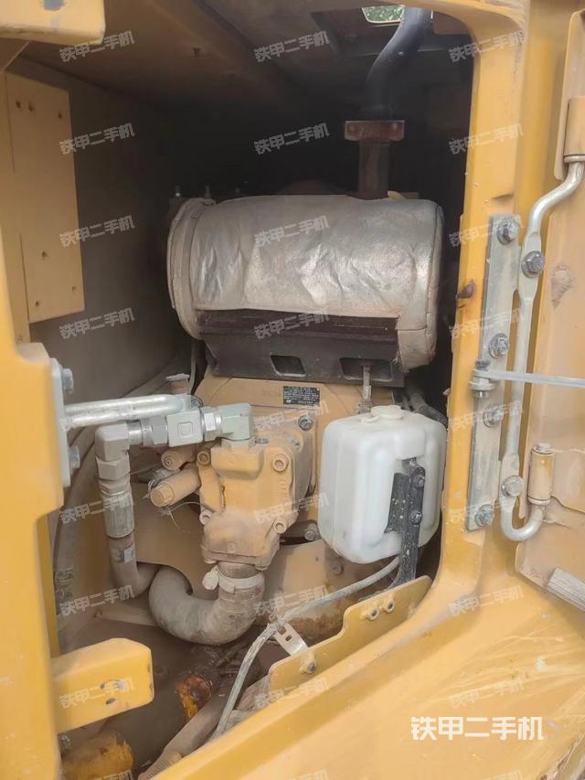 液压泵舱室正面整体（整机外观）