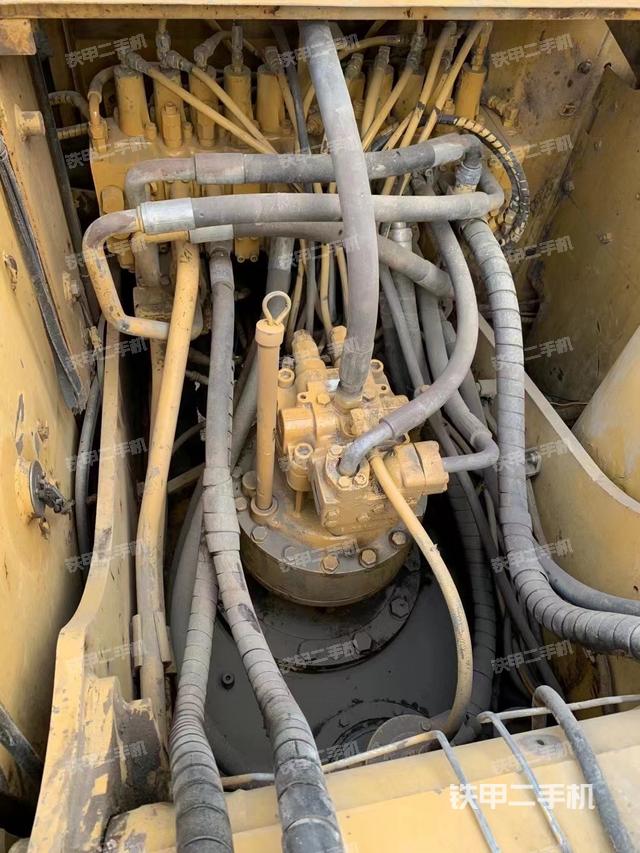 回转马达和主控阀（整机外观）