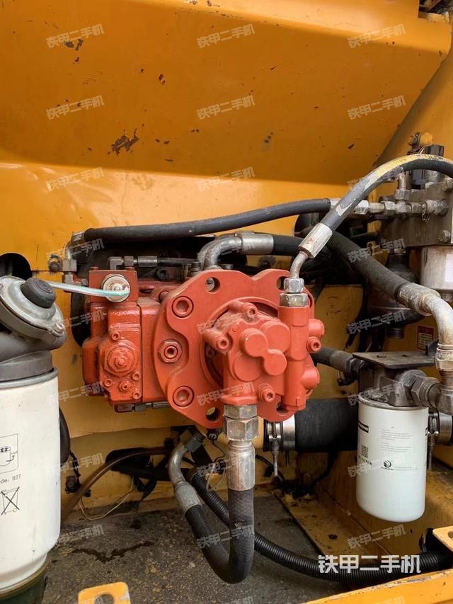 液压泵舱室正面整体（整机外观）