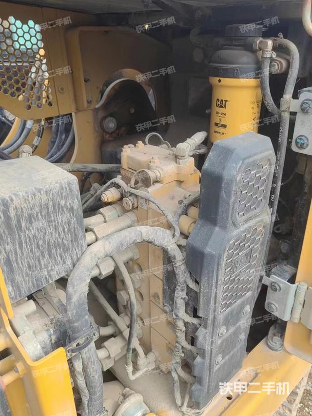 回转马达和主控阀（整机外观）