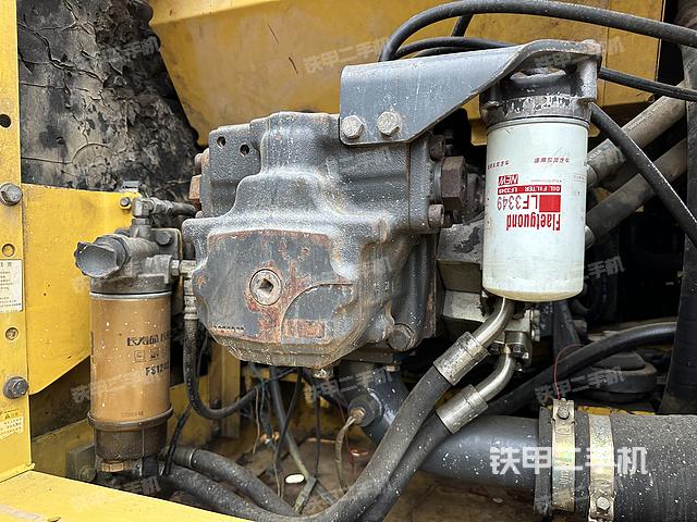 液压泵舱室正面整体（整机外观）