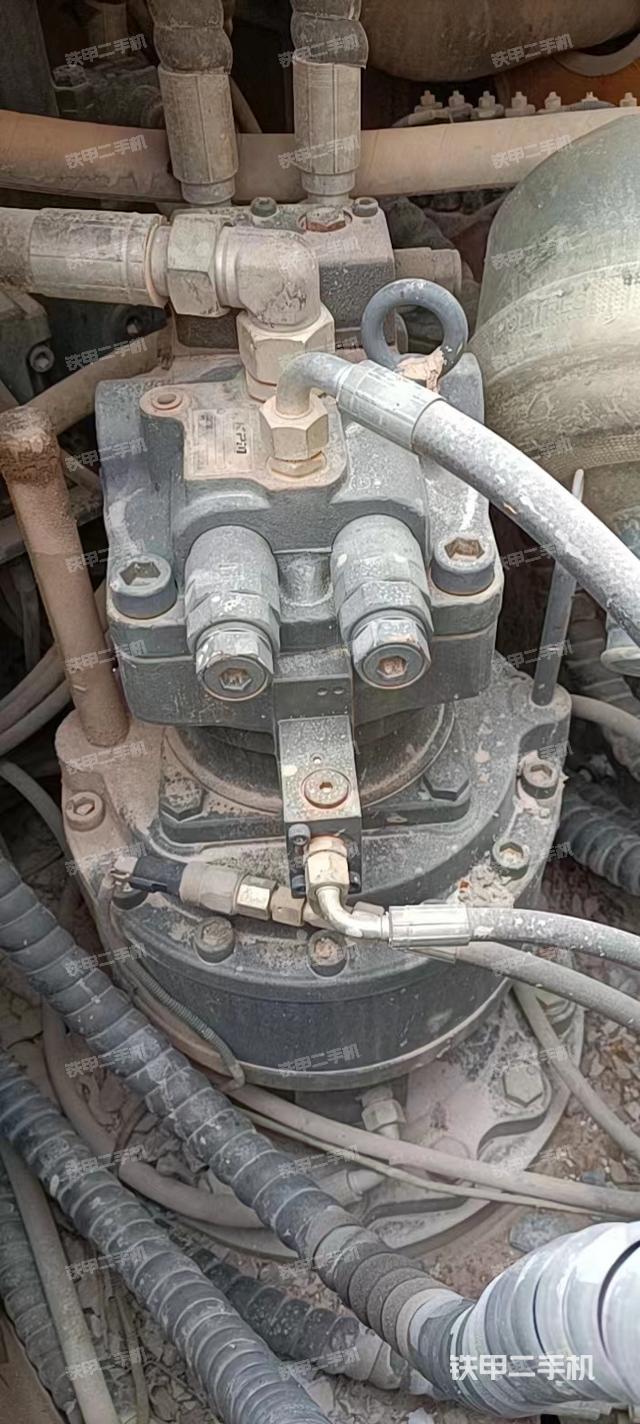 液压泵舱室正面整体（整机外观）