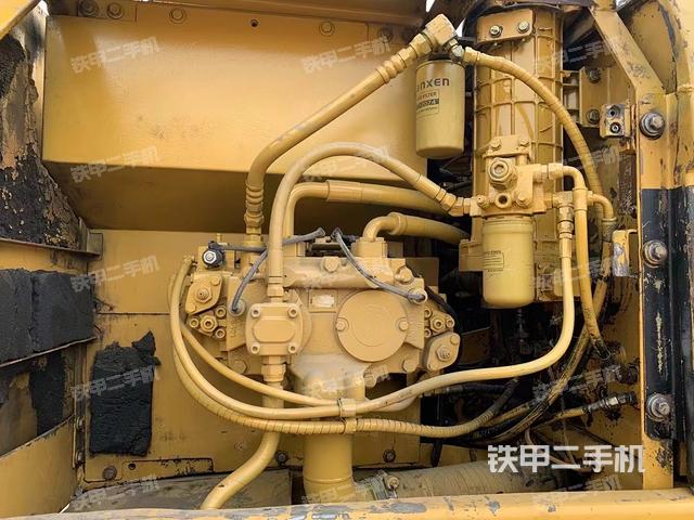 液压泵舱室正面整体（整机外观）