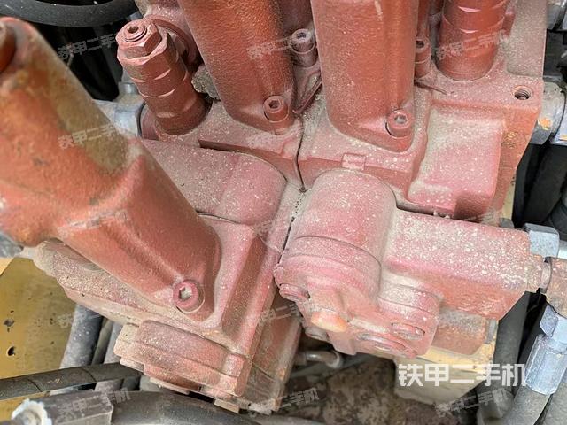 回转马达和主控阀（整机外观）