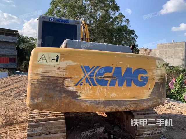 液压泵舱室正面整体（整机外观）