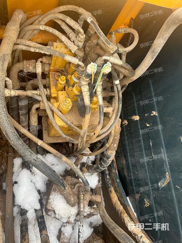 回转马达和主控阀（整机外观）