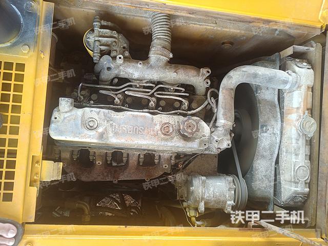 液压泵舱室正面整体（整机外观）