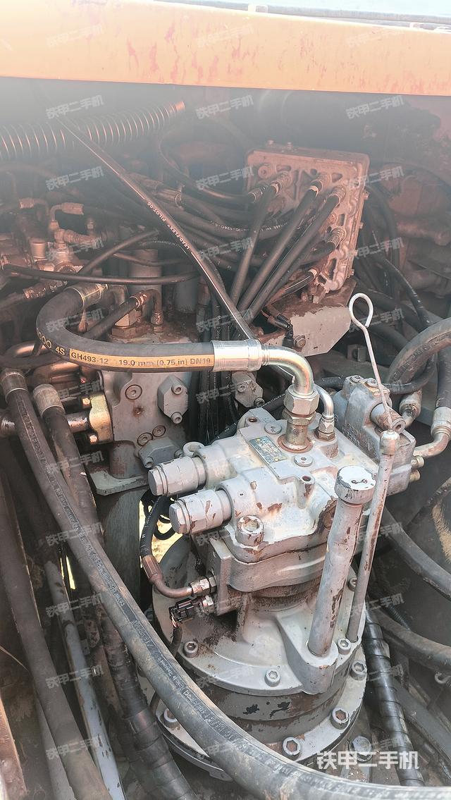 回转马达和主控阀（整机外观）