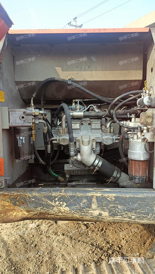 液压泵舱室正面整体（整机外观）