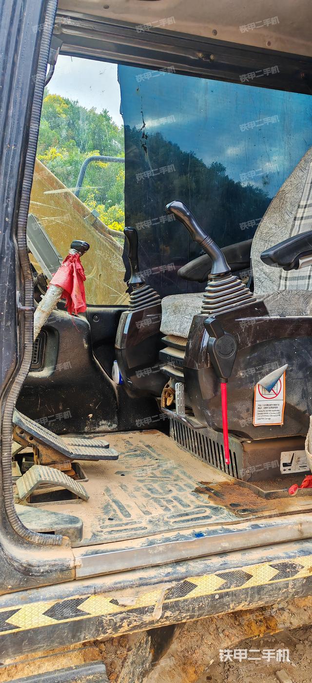 液压泵舱室正面整体（整机外观）