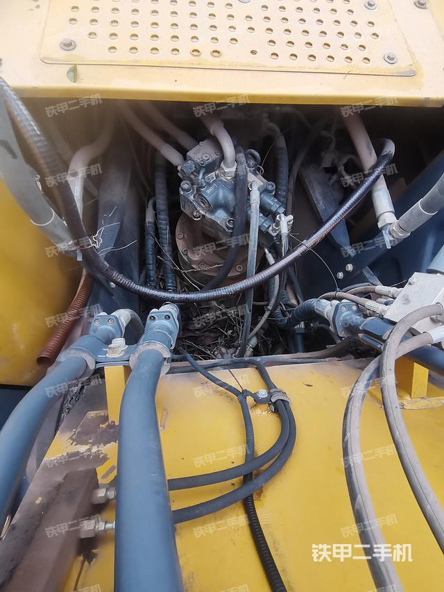 液压泵舱室正面整体（整机外观）