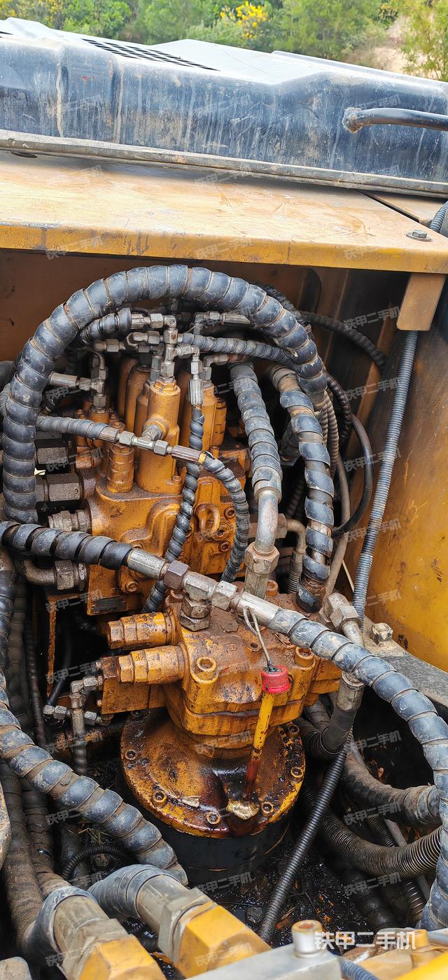 回转马达和主控阀（整机外观）