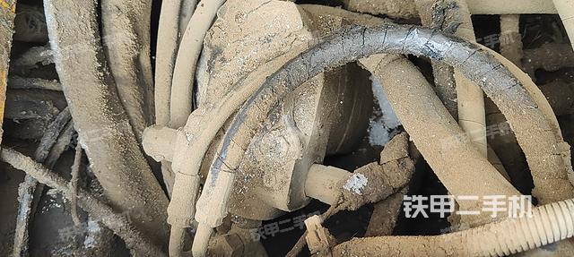 液压泵舱室正面整体（整机外观）